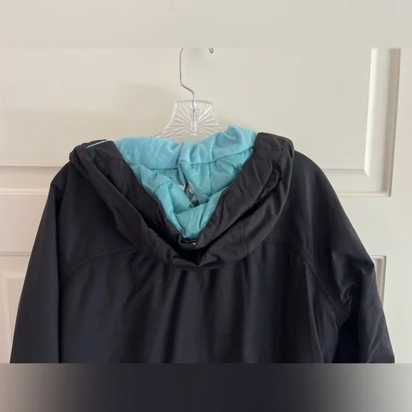 686 Mannual Women’s Insulated Snowboarding Jacket in Black - Picture 5 of 12